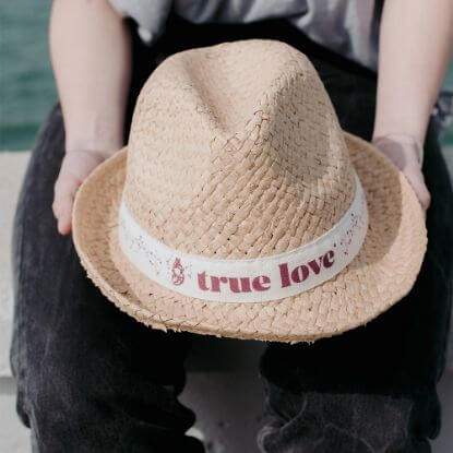 sombrero con cinta personalizada